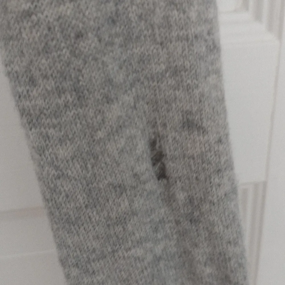 En assnygg grå swetshirt som tyvvär har ett hål (som går att sy på)❤ Tvättas inann den skickas!! Står storlek L men passar M/S också!. Tröjor & Koftor.