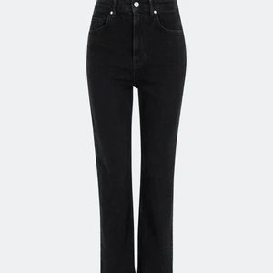 Bikbok  -  Jeansen har raka ben och comfort stretch.  Fint skick Kan skicka fler bilder om så önskas 😊