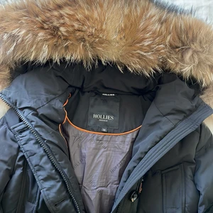 Jacka - En Äkta hollies jacka från jhonells från förra året. så den är använd få gånger. Jackan är i strl 36. Orginalpriset är 4500.  Jackan har inga skador. Vi kan diskutera pris. Säljer den på grund av att den inte matchar min stil🥰längre skriv för fler bilder🫶🏼