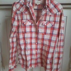 Levis Skjotmrta - St S  Röd och vit 