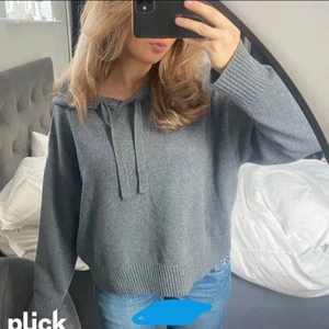 Stickad hoodie  - Intressekoll på denna jättefina hoodie från hm! Köpt på Plick men är i super bra skick:) lånad bild 