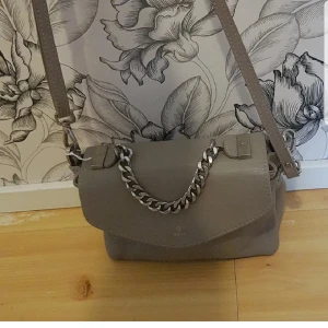 Adax - köpte den för 3000kr men säljer den för 1000kr, har aldrig använt den och det ingår en plånbok med på köpet. Passar perfekt för en som gillar handväskor.