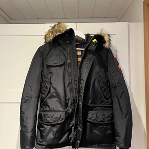 Parajumpers jacka - Säljer denna parajumpers jackan, den är äkta! Kvitto och allt tillbehör finns. Den är i barnstorlek 14, dvs som en xs/s för dam. Kommer inte till användning då den aldrig var min stil. Därav det låga priset, vill mest bli av med den. Har fler bilder!🫶🏽