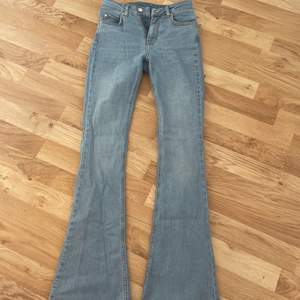 Bootcut jeans som är mid/ low waist i storlek 34. Använda ett fåtal gånger, är som nya.