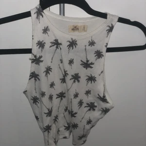 Topp med palmer på - Vit fin topp med gråa palmer på!