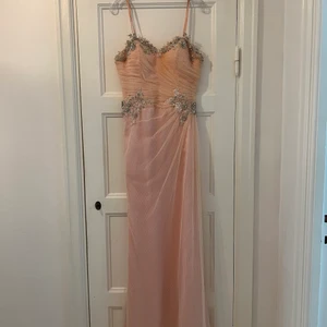 Vacker festklänning, small/36 - Vacker, puderrosa festklänning som är perfekt till bröllopet, festen, balen eller annat event. Passar storlek 36/Small (funkar även för dig med större byst). Har använts en gång efter inköp på Cecilias mode i Sundbyberg. Klänningen kan hämtas i Sundbyberg. Pris kan förhandlas vid snabb affär.
