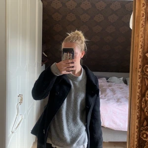 svart kort kappa hm  - kort svart kappa från hm❤️❤️ saknar en knapp därav priset, men fungerar jättebra att andvände ändå 