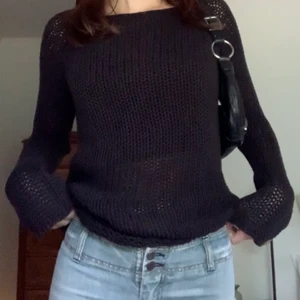 Svart stickad - Svart grovstickad tröja med långa ärmar, originellt från Tessie! Står inte storlek men passar mig som brukar ha XS/S 💕