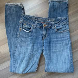 Jag säljer dessa lågmidjade jeans då dom inte kommer till användning något mer. Dom är i bra skick, användbar några få gånger. Storleken står ej men jag har storlek  34 och dom passar perfekt  