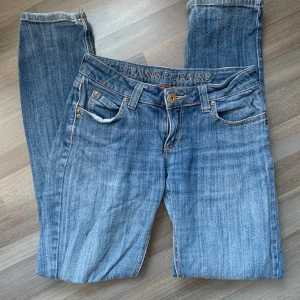 Lågmidjade jeans  - Jag säljer dessa lågmidjade jeans då dom inte kommer till användning något mer. Dom är i bra skick, användbar några få gånger. Storleken står ej men jag har storlek  34 och dom passar perfekt  