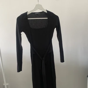 Klänning missguided  - Tajt klänning med knyt i midjan🥰 för tajt i armarna, använd 2 ggr, köparen står för frakt