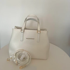 Valentino väska - Säljer min oanvända valentino väska då den inte kommer till användning🤍