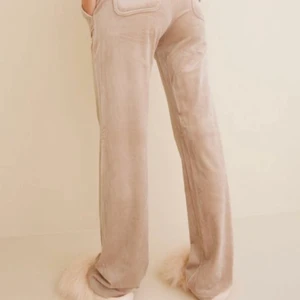 Beige juicy couture - Strl M , nyskick och säljes pågrund utav att de ej kommer till användning. Sitter över foten på mig som är 168cm lång ❤️