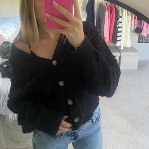 Stickad tröja - Mysig stickas tröja som har små bollar på sig. Den är i storlek M, men sitter bra på mig som brukar ha S💕