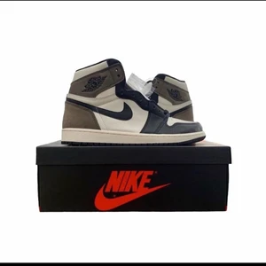 Jordan 1 Mocha - Jordan 1 mochas, passar 40 med rätt sula,  Skorna är helt nya/oanvända möts i Stockholm, skriv för fler bilder Byter gärna mot 42. Bud från 4000 Dessa går för 6000kr om man ska köpa online Fraktar över hela Sverige