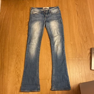 Lågmidjade bootcutjeans - Skit snygga bootcutjeans som tyvärr är lite för tajta för mig💕 Priset är exclusive frakt