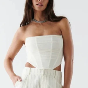 Korsett topp - En vit korsett topp från ginatricot. Köptes för 299kr ny, men har aldrig kommit till användning utan är endast provad. Lapparna sitter kvar . Storlek 36, men passar både 34,36 och möjligen 38 då du själv kan justera den bak. Står ej för posten slarv⭐️