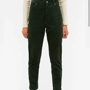 Manchesterbyxor - Gröna fina manchesterbyxor från Monki. Använda 2 gånger. Säljer pga för korta för mig. Supermjuka och sköna!