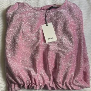 Rosa glittrig klänning  - Aldrig använt, bara testat på. Prislappen kvar. 