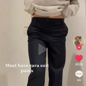 Mörkblå lågmidjade kostymbyxor zara - Säljer dessa lågmidjade snygga marinblå kostymbyxor från zara. 1&3 bilden är lånad, 2 bilden är egen! Säljer då de är förstora och inte används. Säljer för 150kr + frakt❤️ strl xs och endast använda 1 gång 