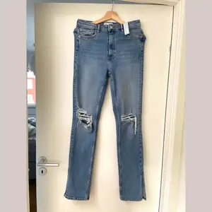 Säljer dessa superfina jeans. Skriv för mer info! Sista bilden är samma jeans i en annan färg!!! De är i storlek 40 men skulle säga att de är en stretchig 38! Köparen står för frakten på 66kr och betalning sker privat via swish!! 