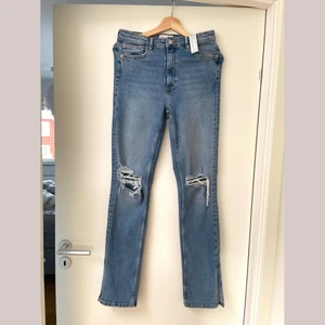 Zara jeans med split  - Säljer dessa superfina jeans. Skriv för mer info! Sista bilden är samma jeans i en annan färg!!! De är i storlek 40 men skulle säga att de är en stretchig 38! Köparen står för frakten på 66kr och betalning sker privat via swish!! 