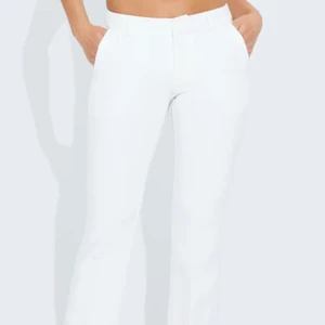 Kostymbyxor bikbok - Vita kostymbyxor från bikbok som är långmidjade med slits. Väldigt svåra att få tag i eftersom att dom är slutsålda typ hela tiden. Säljer eftersom att jag tycker att dom är försmå så har köpt nya. Kan skicka egna bilder 😊