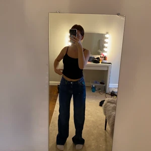 Jeans från monki - Mörk blåa jeans från Monki, lite långa på mig (168) men annars sitter de bra. Lite high waisted, storlek 27💓pris går att diskutera🫶🏽