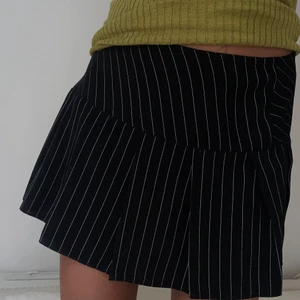 Minikjol  - Svartvit-randig plisserad minikjol 