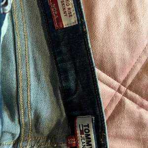 Tommy jeans  - Väldigt fint skick och knappt använda Tommy jeans 