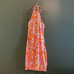 Halterneck klänning - Halterneck klänning ifrån H&M  Kan mötas upp i Finspång/Linköping eller skickas emot porto