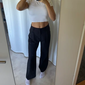 Svarta kostymbyxor  - Svarta långa kostymbyxor från Zara i bra skick! Säljs då jag inte får användning av dem längre. Frakt tillkommer.✨