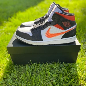 NIKE AIR JORDAN 1 MID ZIG ZAG! - Sjukt snygga Jordan 1 mids!🧡💛  STORLEK: 45  SKICK: 9/10 Kan gå ner i pris vid snabb/smidig affär! Svarar snabbt, betalning sker med Swish!💵 Kan skicka i hela sverige! Pris: 750 Ny pris: runt 3000! Kom med förslag på pris var inte rädd att fråga!🔥