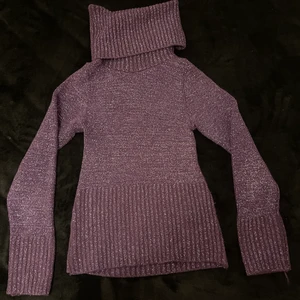 Lilla tröja  - Jätte fint turtle neck tröja, knappt använd men det är i bra skick.