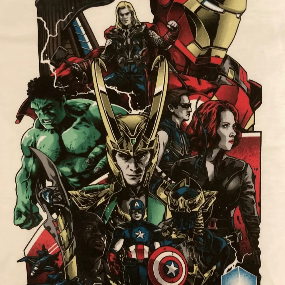 Vit T-shirt med Avengers tryck. Den är liten i storleken, S ungefär, lite som en croppad tea. . T-shirts.