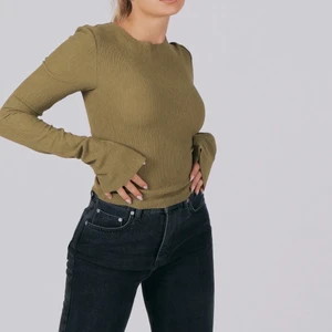 Adsgn Longsleeve shirt - Långärmad tröja från adsgn i storlek XS. Helt oanvänd med prislappen kvar. För liten för mig och glömde skicka tillbaka. Köpt för 499. Står inte för frakt