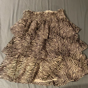 Volangkjol - Skitsnygg volangkjol som är från en avklippta klänning. Hittade ingen att köpa så klippte av en klänning och det blev tvärsnygg, tyvärr passar den inte längre och måste sälja. TRYCK INTE PÅ KÖP NU DM:A istället💞❤️