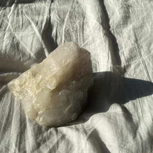Stor kvarts kristal   - Äkta rå kvarts, storleken ser du på andra bilden jämfört med min hand