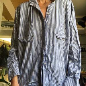 Ber om ursäkt för skrynkligheten!! Men väldigt snygg oversized skjorta, perfekt till sommaren då det är ett svalt och crispy material. Från ett random Italienskt märke ”Milac”