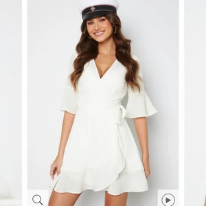 Studentklänning - Säljer denna fina klänning från bubbleroom! Endast testad men har bestämt mig för att ha en annan klänning! Storlek 36