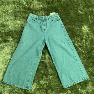 blåa korta baggy/flared jeans - dessa är från bershka i storlek 36. har använt de väldigt lite och är i super kvalite. de är ganska korta (slutar ovanför anklarna), baggy samt flare