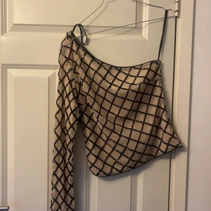 One shoulder topp - Mönster med paljetter