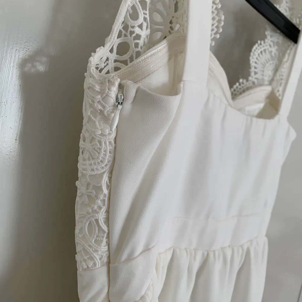 Säljer min vita klänning som jag använt en gång🤍 Klänningen går ovanför knäna, täcker där bak! Storlek 34, köpt för 600-700kr. Pris kan diskuteras💕. Mekot.
