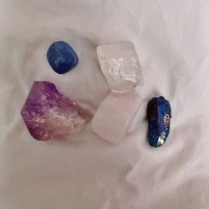 Kristaller  - Blå kalsit, bergskristall, ametist , rosa kalsit, påfågelsten✨. Köpta för 340 kr totalt. Säljer för 200 ink frakt. Säljer endast alla tillsammans eftersom frakten kostar. Om man bara vill köpa en, får köpare stå för frakten.