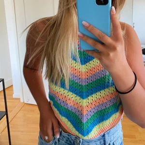 Topp - Sälja denna super somriga och fina toppen🥰 Den är justerbar, då man knyter den själv i nacken och ryggen. 130kr plus frakt 66kr