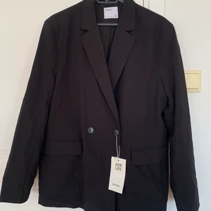 Svart oversized blazer - Säljer denna svarta oversized blazern från bershka i strl L. Aldrig använd. 