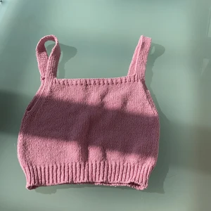 Zara Linne - Rosa stickat linne. Väldigt fin på sommarn 💗 Strl M men passar på mig som vanligtvis har S, köparen står för frakten