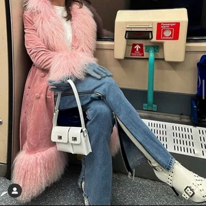 Charlotte Simone kappa - En rosa DRÖM från charlotte simone, lång kappa med både skärp och knappar. Shearling i ärmslut, nederkant och i kragen. Aldrig använd (lånad bild), lapp och extraknapp kvar. Jag är 162 och den når till mitten av vaden på mig. Som alltid från CS ett limited edition drop 💗 Köptes för 6000+tullavgift, 2000kr. 
