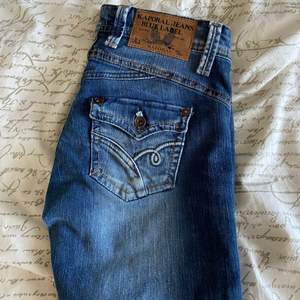 Säljer dessa lågmidjade kaporal jeans, de är raka/lite bootcut nertill. Storlek W26L32