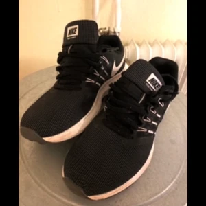 Nike skor - Använda endast 1 gång! Nästan nyskick. Står storlek 40 men sitter som 39!!🤍🤍 SPÅRBAR FRAKT.